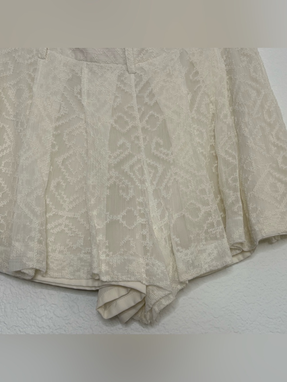 Alice + Olivia Pleated Embroidered‎ Shorts Cream Sz 4 Bohemian Cottagecore - Picture 4 of 8
